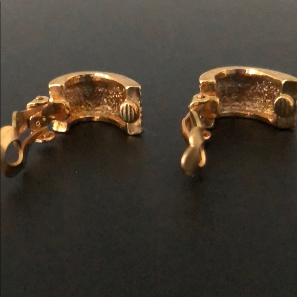 SILVER & GOLD PLATED RIBBED SEMI CIRCLE CLIPONS - Picture 4 of 8